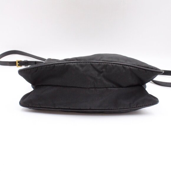 Pre-Owned Prada Nylon Tessuto Shoulder Messenger Bag in Black with Gold Hardware - Picture 5 of 15
